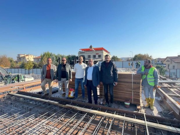 Tarihi Taş Köprüde Çelik Konstrüksiyon Üstüne Beton Atma ve Yürüyüş Yoluna Döşenecek Kereste Çalışması Yapılıyor