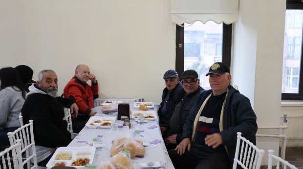 BELEDİYEMİZİN GELENEKSEL İFTAR SOFRASINDA HEMSEHRİLERİMİZ BİR ARADA ORUÇLARINI AÇIYOR