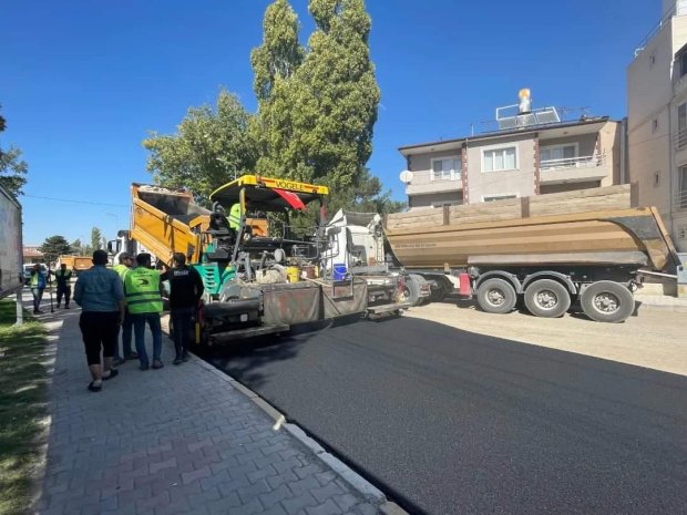 Belediye Başkanımız Mustafa Kenan SARITAŞ Zelve Caddesi hastane kavşağında devam eden sıcak asfalt çalışmasını yerinde inceledi.