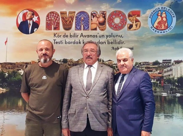Nevşehir İşkur İl Müd. Şefi Ömer Koç ve Turizmci Derya Gökşen Belediye Başkanımız Mustafa Kenan Sarıtaş'ı makamında ziyaret ettiler.
