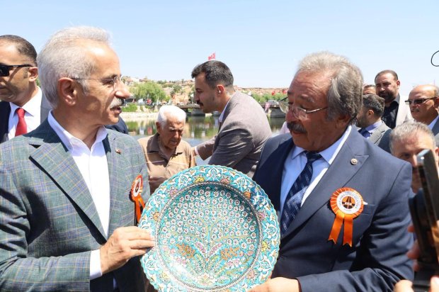 Ulaştırma ve Altyapı Bakanımız Sayın Abdulkadir Uraloğlu’nun katılımlarıyla kapsamlı şekilde restorasyonu tamamlanarak hizmete giren Tarihi Taş Köprümüzün resmi açılışı tören gerçekleştirildi.