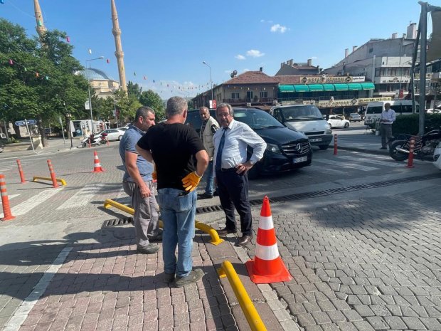 Belediyemiz tarafından çarşı meydanında hayata geçirilen "Araç Park Yoğunluğunu Azaltma ve Yayalaştırma" çalışmaları kapsamında hayata geçirilen duba çalışmaları esnaf ve vatandaşlarımızdan tam not aldı.