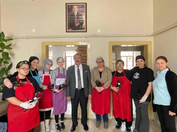 8 Mart Dünya Kadınlar Günü'nün hafta sonuna denk gelmesinden dolayı, Belediye Başkanımız Sn. Mustafa Kenan Sarıtaş, haftanın ilk iş günü belediyemizde çalışan kadın personellerimize çiçek takdim ederek, 8 Mart Dünya Kadınlar Günü'nü kutladı.
