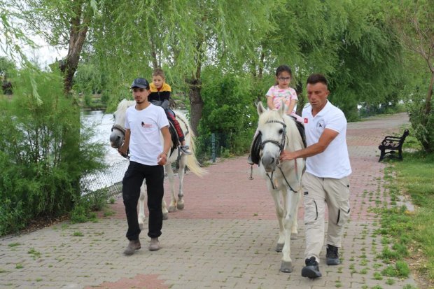 Kapadokya At ve Atçılık Kültür Festivali kapsamında çocuklara yönelik Pony Clup midilli atlarıyla ata binme deneyim etkinliği gerçekleştirildi.