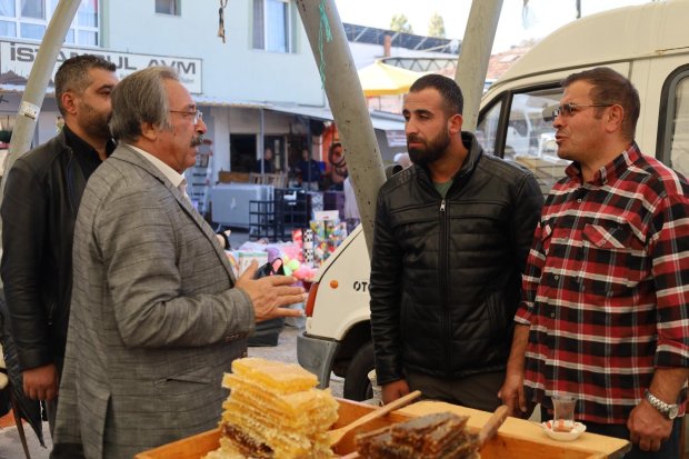 Belediye Başkanımız Sayın Mustafa Kenan Sarıtaş, Cuma günü pazaryerini ziyaret ederek esnaflarımızla ve hemşehrilerimizle tek tek sohbet etti.