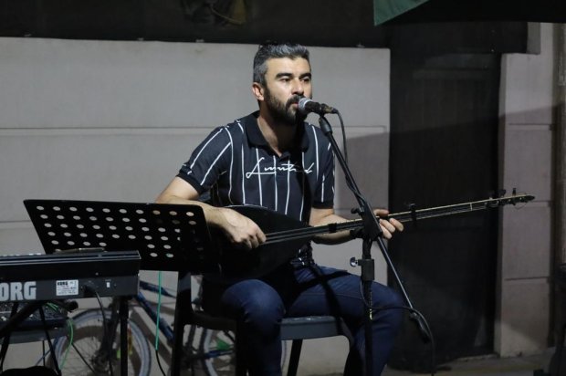 Belediyemiz Sosyal Tesislerinde Canlı Müzik Performansları ile Kızılırmak kıyısında yaz akşamları, canlı müzik eşliğinde daha da güzelleşiyor.