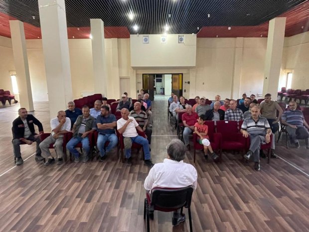 Belediye Başkanımız Sn. Mustafa Kenan Sarıtaş, Avanos Köybağında bağı ve bahçesi bulunan hemşehrilerimizin katılımıyla gerçekleştirilen toplantıda, Köybağı ile ilgili karşılıklı görüş alışverişinde bulundu.