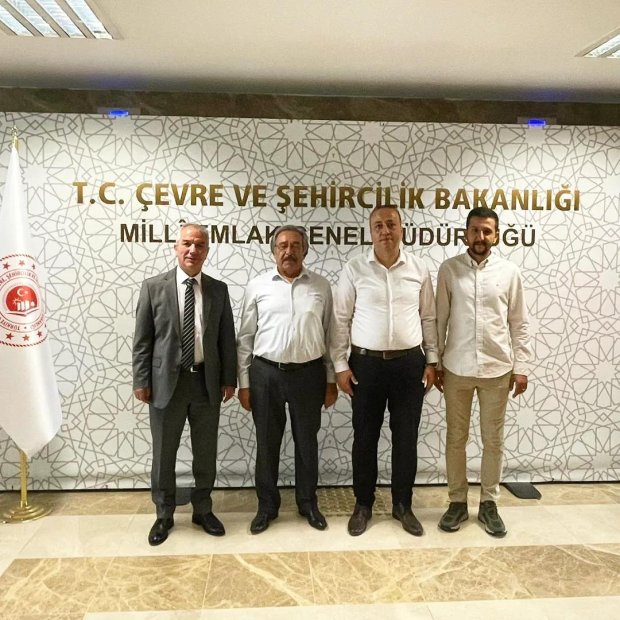 Belediye Başkanımız Mustafa Kenan Sarıtaş, Çevre ve Şehircilik Bakanlığı Milli Emlak Genel Müdürlüğü Daire Başkanı Haluk Göğüş ve Milli Emlak Genel Müdürlüğü Özel Tahsis Daire Başkanı Arif Mesut Özdemir’i makamlarında ziyaret etti.