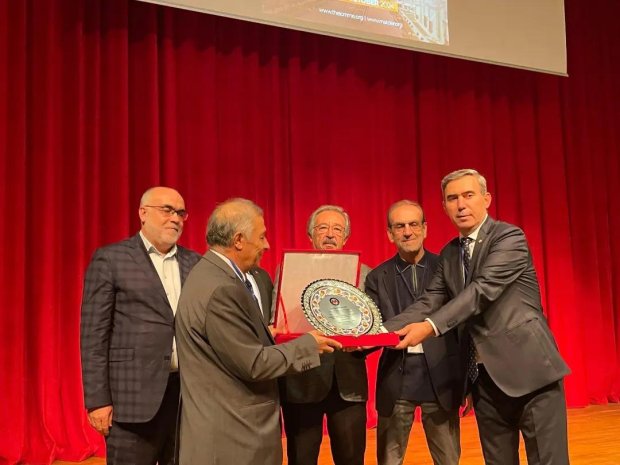 Belediye Başkanımız Mustafa Kenan Sarıtaş, NEVÜ toplantı salonunda Alev Alatlı Anısına Kapadokya'da Matematik teması ile Uluslararası Matematik ve Matematik Eğitimi konferansına katılım sağladı.