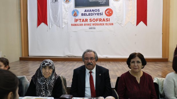 BELEDİYEMİZİN GELENEKSEL İFTAR SOFRASINDA HEMSEHRİLERİMİZ BİR ARADA ORUÇLARINI AÇIYOR