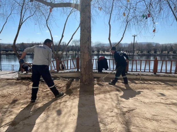 Belediyemiz tarafından Kızılırmak kenarında sosyal tesisimizin önünde başlatılan peyzaj çalışmaları devam ediyor.