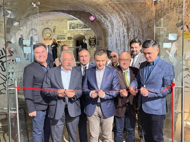 Belediye Başkanımız Mustafa Kenan Sarıtaş, Avanos Kaymakamı Osman Bilici'ninde katıldığı Güray Müzede düzenlenen Türkmenistan kültürünü anlatan resim sergisine katıldı.