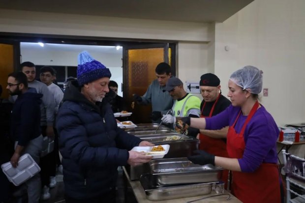 Belediyemiz tarafından düzenlenen geleneksel iftar yemeği, yoğun katılımla devam ediyor.