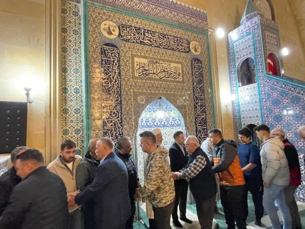 Belediye Başkanımız Sayın Mustafa Kenan Sarıtaş, Ramazan Bayramı’nın manevi atmosferini hemşehrilerimizle birlikte yaşayarak bayram namazını Avanos Şehit Şevket Tekin Merkez Camii'nde eda ettikten sonra vatandaşlarımızla bayramlaştı.