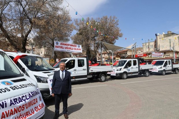 5 adet yeni damperli pikap, 1 adet kamyon, 1 adet yeni silindir ve 3 adet yeni çim biçme aracı