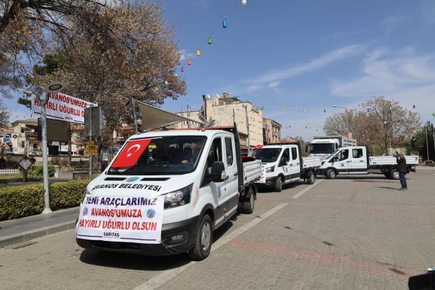 5 adet yeni damperli pikap, 1 adet kamyon, 1 adet yeni silindir ve 3 adet yeni çim biçme aracı