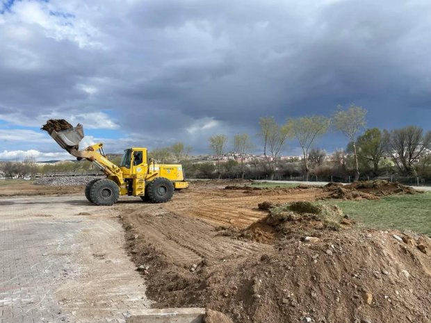 Kızılırmak kenarında, Karşıbağ girişinde atıl durumda bulunan boş arazi, taş döşenerek halkımızın hizmetine otopark olarak sunulmak üzere düzenleme çalışmaları başlatıldı.