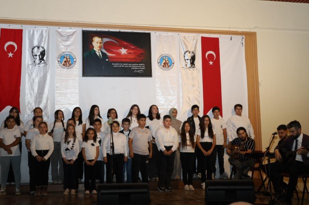 29 Ekim Cumhuriyet Bayramı kutlama etkinlikleri kapsamında, belediyemiz bünyesinde çalışmalarını sürdüren Türk Halk Müziği Korosu ve Çocuk Korosu tarafından Cumhuriyet Konseri ve Tiyatro Etkinliği gerçekleştirildi.