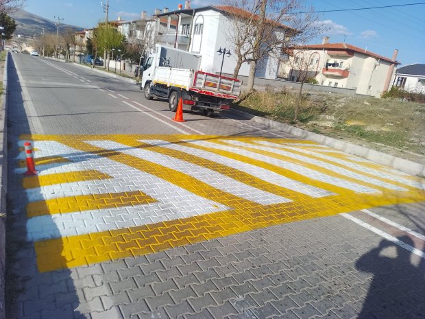 Yaya ve araç güvenliği amacıyla rampa önlerinde yol boyama çalışmaları yapılıyor.
