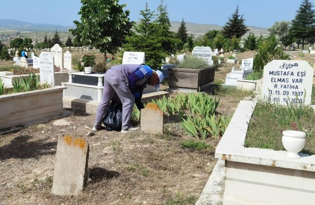 Mezarlıkta Temizlik Çalışmaları Gerçekleştirildi