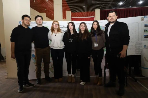 Gazi Üniversitesi Şehir ve Bölge Planlama Bölümü öğrencilerinin tasarım olarak 2040 yılı için Avanos’u planlama çalışmalarını içeren serginin açılışı yapıldı.