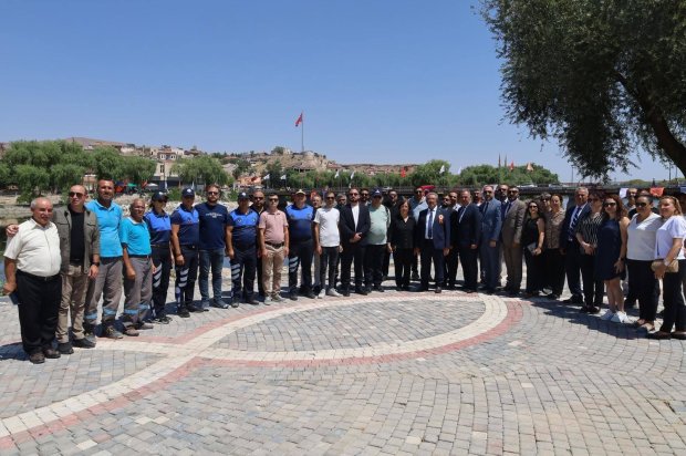 Ulaştırma ve Altyapı Bakanımız Sayın Abdulkadir Uraloğlu’nun katılımlarıyla kapsamlı şekilde restorasyonu tamamlanarak hizmete giren Tarihi Taş Köprümüzün resmi açılışı tören gerçekleştirildi.
