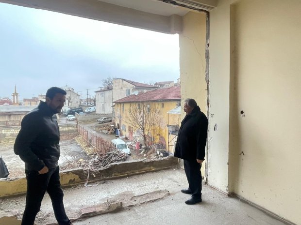 AVANOS’A YENİ KATMA DEĞER KAZANDIRMAK AMACIYLA ESKİ YURT BİNASINDA TEMİZLİK ÇALIŞMALARI DEVAM EDİYOR