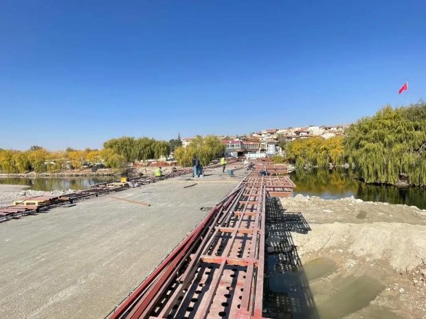 Belediye Başkanımız Mustafa Kenan Sarıtaş, tadilat çalışması hızlı bir şekilde devam eden Tarihi Taş Köprümüzde kaldırım ahşap kaplama ve beton çalışmalarını yerinde inceledi.