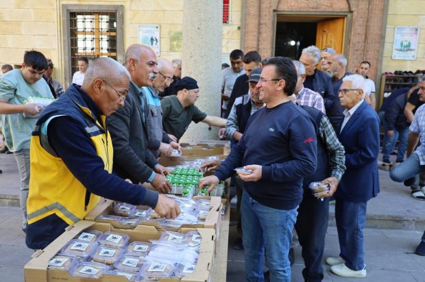 Belediye Başkanımız Sayın Mustafa Kenan Sarıtaş'ın Ahilik Haftası dolayısıyla, belediyemiz aşevinde hazırlattığı helvalar Şehit Şevket Tekin Merkez Camii çıkışında hemşehrilerimize ikram edildi.