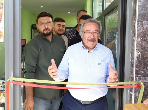 Belediye Başkanımız Mustafa Kenan Sarıtaş, ilçemiz eski lise binası karşısında Seyit Ali Zabun tarafından açılan Yeşil Künefe isimli işyerinin açılış kurdelesini kesip, hayırlı olsun dileklerinde bulundu.