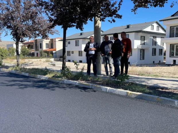 Kapadokya Caddesinde sıcak asfalt yol yapım çalışması cadde sonuna yaklaştı.