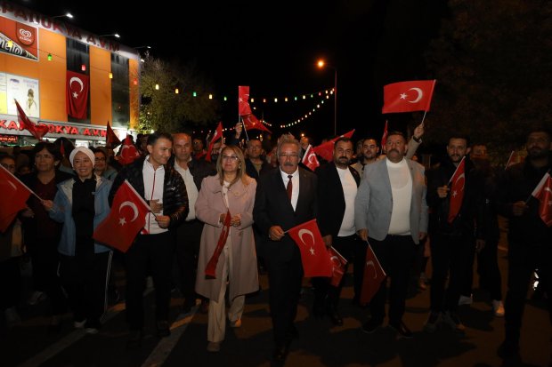 29 Ekim Cumhuriyet Bayramı kutlamaları kapsamında, Fener Alayı ve Kortej Yürüyüşü Gerçekleştirildi