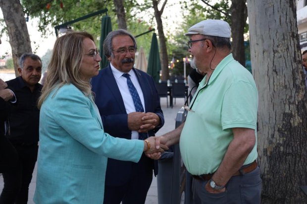 Milletvekilimiz Sayın Prof. Dr. Filiz Kılıç ve Belediye Başkanımız Sayın Mustafa Kenan Sarıtaş, sosyal tesislerde bulunan vatandaşlarımızla da sohbet ettiler ardından sosyal tesislerde devam eden çalışmaları incelediler.