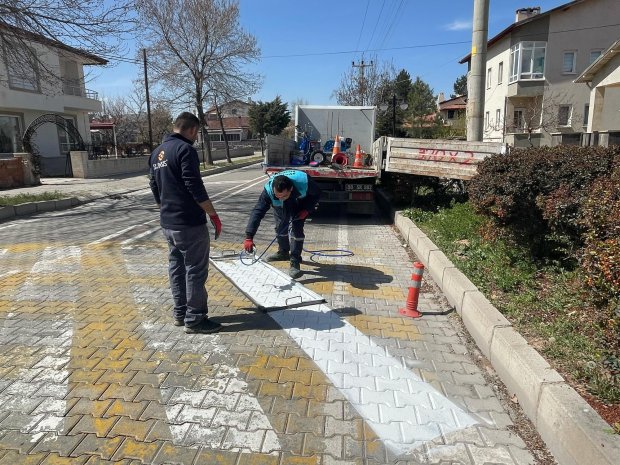 Yaya ve araç güvenliği amacıyla rampa önlerinde yol boyama çalışmaları yapılıyor.