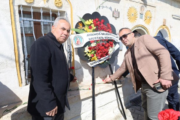 Belediyemiz tarafından değerli sanatçımız Edip Akbayram’ın evinin önüne kadar yürüyüş düzenlenerek karanfil ve çelenk bırakıldı.