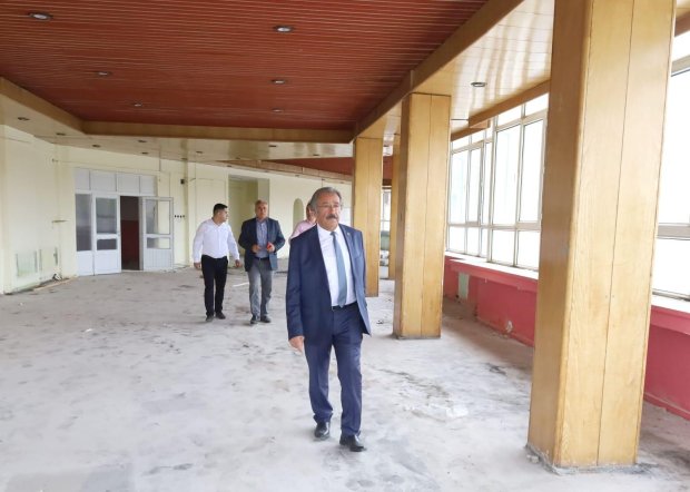 Belediye Başkanımız Mustafa Kenan Sarıtaş, eski yurt binasında incelemeler yaptı.