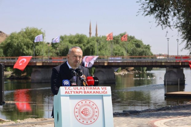 Ulaştırma ve Altyapı Bakanımız Sayın Abdulkadir Uraloğlu’nun katılımlarıyla kapsamlı şekilde restorasyonu tamamlanarak hizmete giren Tarihi Taş Köprümüzün resmi açılışı tören gerçekleştirildi.