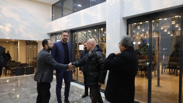 Belediye Başkanımız, Avanos’un yetiştirdiği değerli sinema sanatçısı hemşehrimiz Sayın Dr. Ercan Kesal ile ilçemizde çekimlerine başlanan Kıyıdaki Gölge filminin set ekibini belediyemiz Sosyal Tesislerinde ağırladı.
