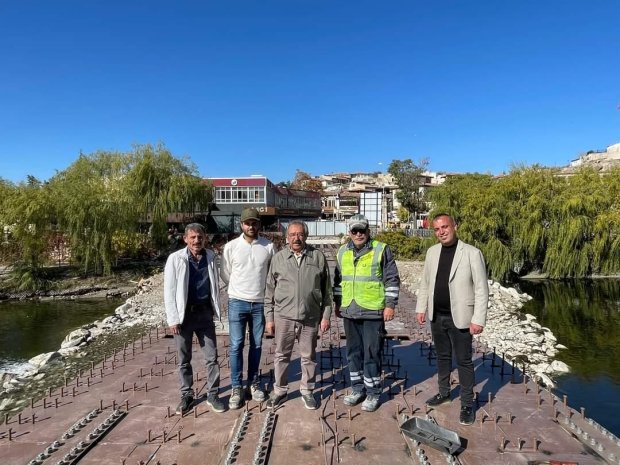 Belediye Başkanımız Mustafa Kenan Sarıtaş, Tarihi Taş Köprü’müzde devam eden tadilat çalışmasını yerinde inceledi.