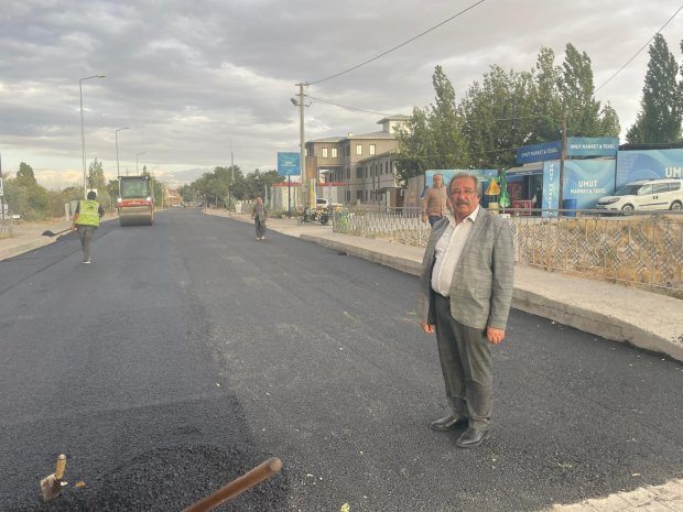 Belediye Başkanımız Sayın Mustafa Kenan Sarıtaş, Yeni Avanos Hükümet Konağı önündeki caddede yürütülen asfalt serim çalışmalarının son aşamalarını sahada bizzat takip etti.