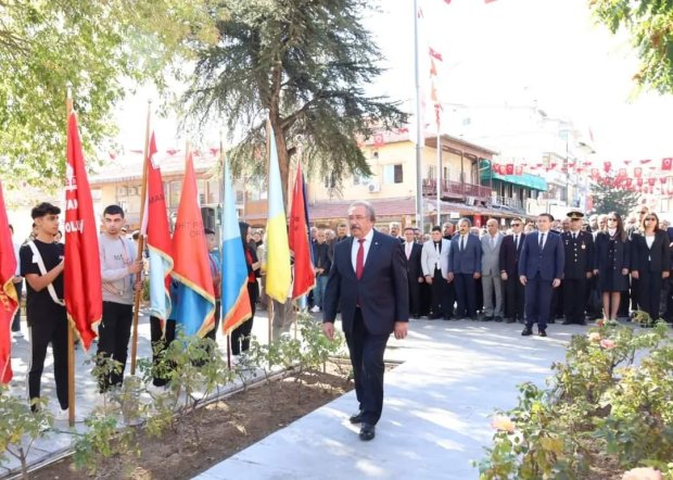 29 Ekim Cumhuriyet Bayramı Dolayısıyla Atatürk Anıtına Çelenk Sunumu Yapıldı