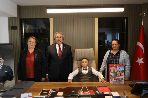 23 Nisan Ulusal Egemenlik ve Çocuk Bayramı kapsamında, Belediye Başkanımız Sayın Mustafa Kenan Sarıtaş, başkanlık koltuğunu sembolik olarak çocuklara devretti.