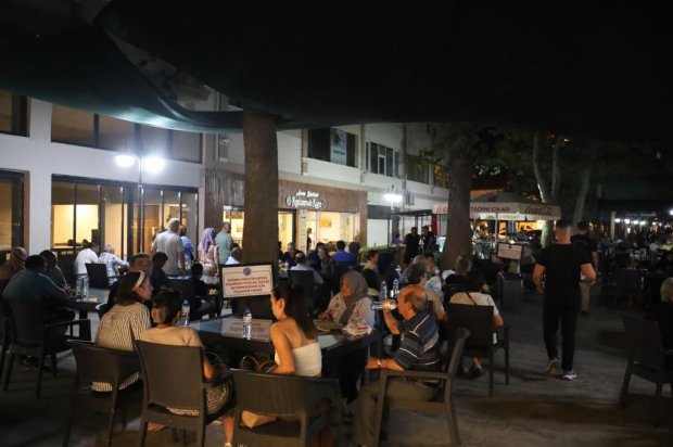 Belediyemiz Sosyal Tesislerinde Canlı Müzik Performansları ile Kızılırmak kıyısında yaz akşamları, canlı müzik eşliğinde daha da güzelleşiyor.