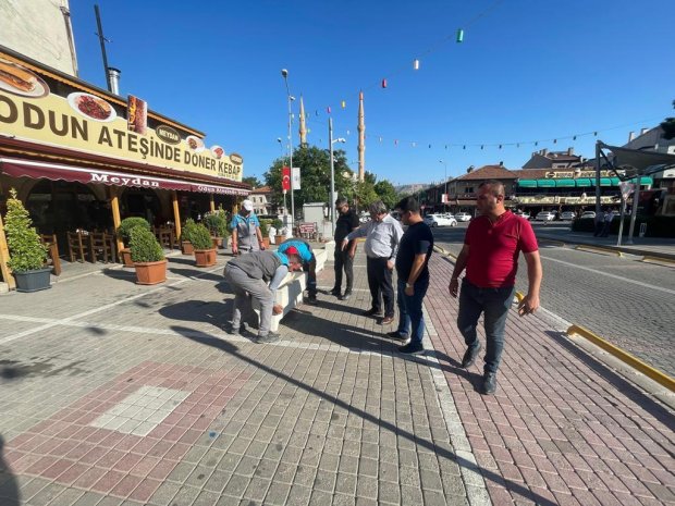 Belediyemizin çarşı merkezinde başlattığı yayalaştırma ve trafiği sınırlandırma çalışmalarının ardından, bölgenin estetik görünümünü de desteklemek üzere çarşı merkezine dekoratif çiçek saksıları temin edilerek yerleştirilmeye başlandı.