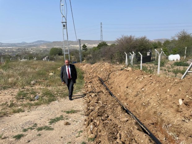 İlçemiz Köybağı Çay Yüzü Mevkii'nde bağları bulunan vatandaşlarımızın imece usulüyle temin ettikleri sulama borularının döşeme çalışmalarına, Belediyemiz Fen İşleri Müdürlüğü ekiplerince iş makineleri ile başlanmıştır.