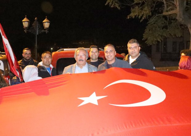 Cumhuriyet coşkusu meydanda yakılan sin sin ateşi ve çalınan marşlarla doyasıya kutlandı.
