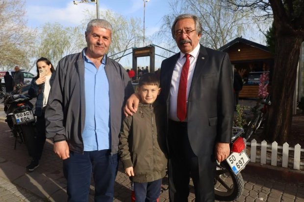 TBMM MHP Grup Başkanvekili ve Nevşehir Milletvekilimiz Sn. Prof. Dr. Filiz Kılıç, Belediye Başkanımız Sn. Mustafa Kenan Sarıtaş, MHP Avanos İlçe Başkanımız Sn. Alparslan Atasoy ve İl Genel Meclis Üyemiz Sn. Murat Öztürk, çarşı merkezinde ve Kızılırmak ken