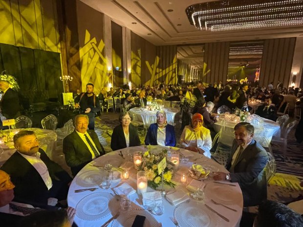 Belediye Başkanımız Sayın Mustafa Kenan Sarıtaş, kıymetli eşi Sayın Cahide Sarıtaş Hanımefendi ile birlikte, Göreme Belediye Başkanı Sayın Ömer Eren ve değerli eşi Sayın Aynur Eren Hanımefendi’nin oğulları Mert Eren’in düğün merasimine katıldı.
