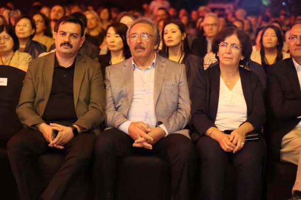 Dünyaca ünlü Türk piyanist Sayın Fazıl Say, Japon Kabuki sanatının usta ismi Sayın Hayata Nakamura ile birlikte Avanos Paşabağları’nda sahne alarak Kapadokya’da unutulmaz bir sanat gecesine imza attı.