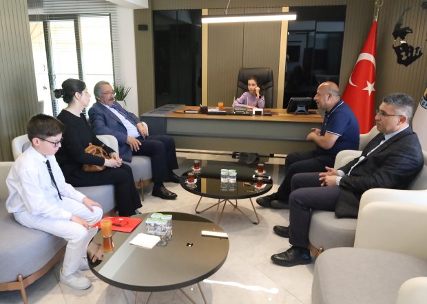 Çocuk Başkanlar Makama Oturdu.
